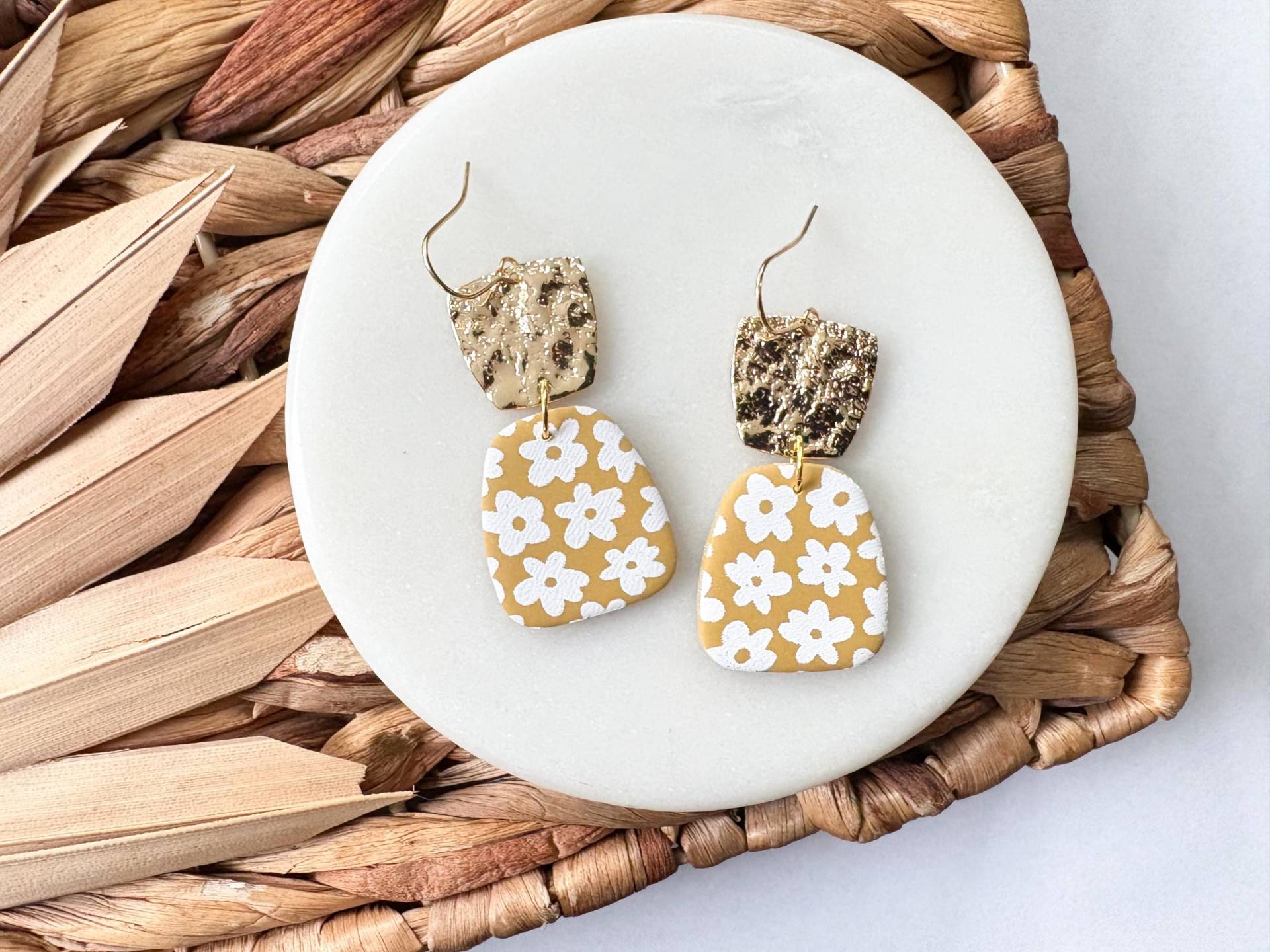 Senffarbene Gänseblümchen Ohrringe | Hypoallergene Tonohrringe Senffarbene Gänseblümchen Ohrringe | Hypoallergene Tonohrringe von Homewoodclay