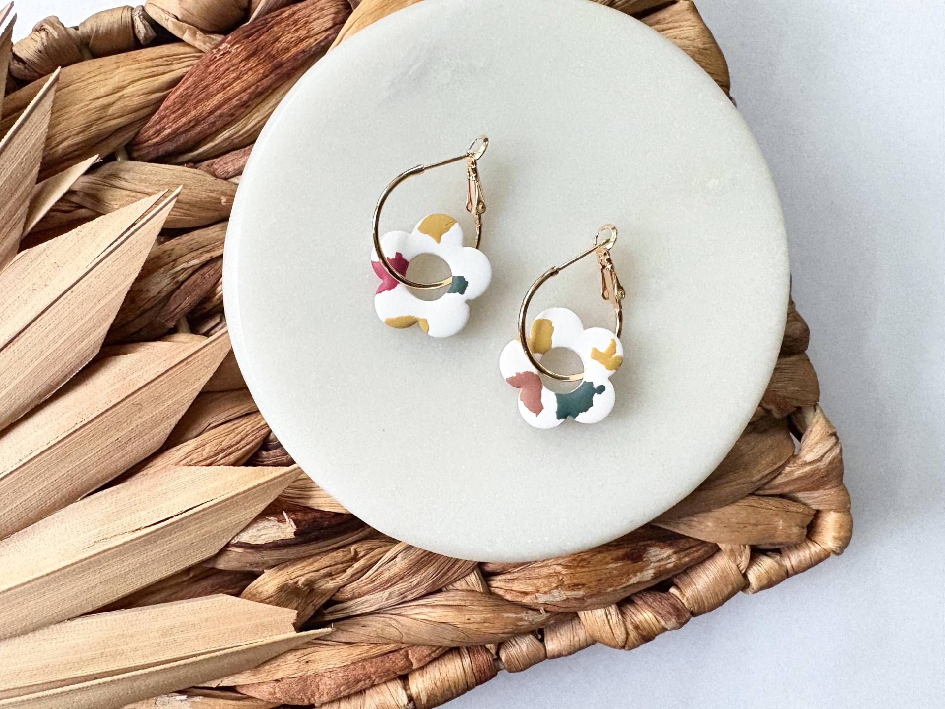 Terrazzo Gänseblümchen Creolen | Hypoallergene Tonohrringe Terrazzo Gänseblümchen Creolen | Hypoallergene Tonohrringe von Homewoodclay