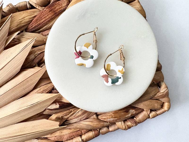 Terrazzo Gänseblümchen Creolen | Hypoallergene Tonohrringe Terrazzo Gänseblümchen Creolen | Hypoallergene Tonohrringe von Homewoodclay