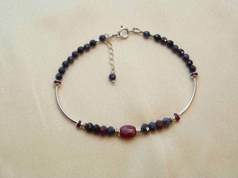 Saphir Und Rubin Armband, Sterling Silber, Stapelarmband, Layering Geschenkarmband, Geschenkidee, Zweifarbiges Korund Saphir Und Rubin Armband, Sterling Silber, Stapelarmband, Layering Geschenkarmband, Geschenkidee, Zweifarbiges Korund von HomoLudensBoutique