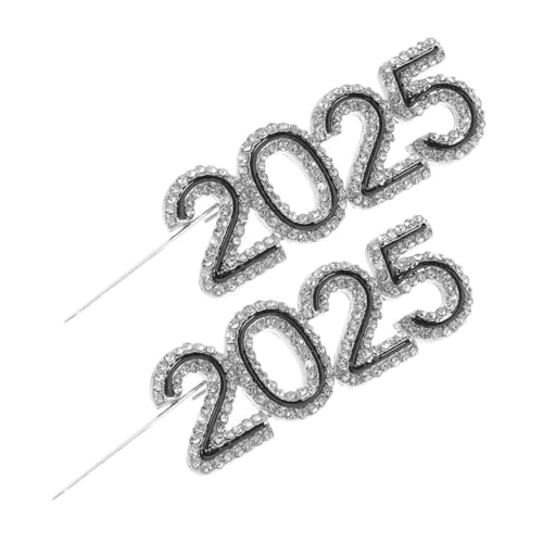 Homoyoyo 2 Stück 2025 2025 Brosche Funkelnde Kleidernadel Funkelnder Modeaccessoire Funkelnde Modestift Strassstifte Funkelnde Broschen Neujahrs -mode -pin Silver Zinklegierung Homoyoyo 2 Stück 2025 2025 Brosche Funkelnde Kleidernadel Funkelnder Modeaccessoire Funkelnde Modestift Strassstifte Funkelnde Broschen Neujahrs -mode -pin Silver Zinklegierung von Homoyoyo