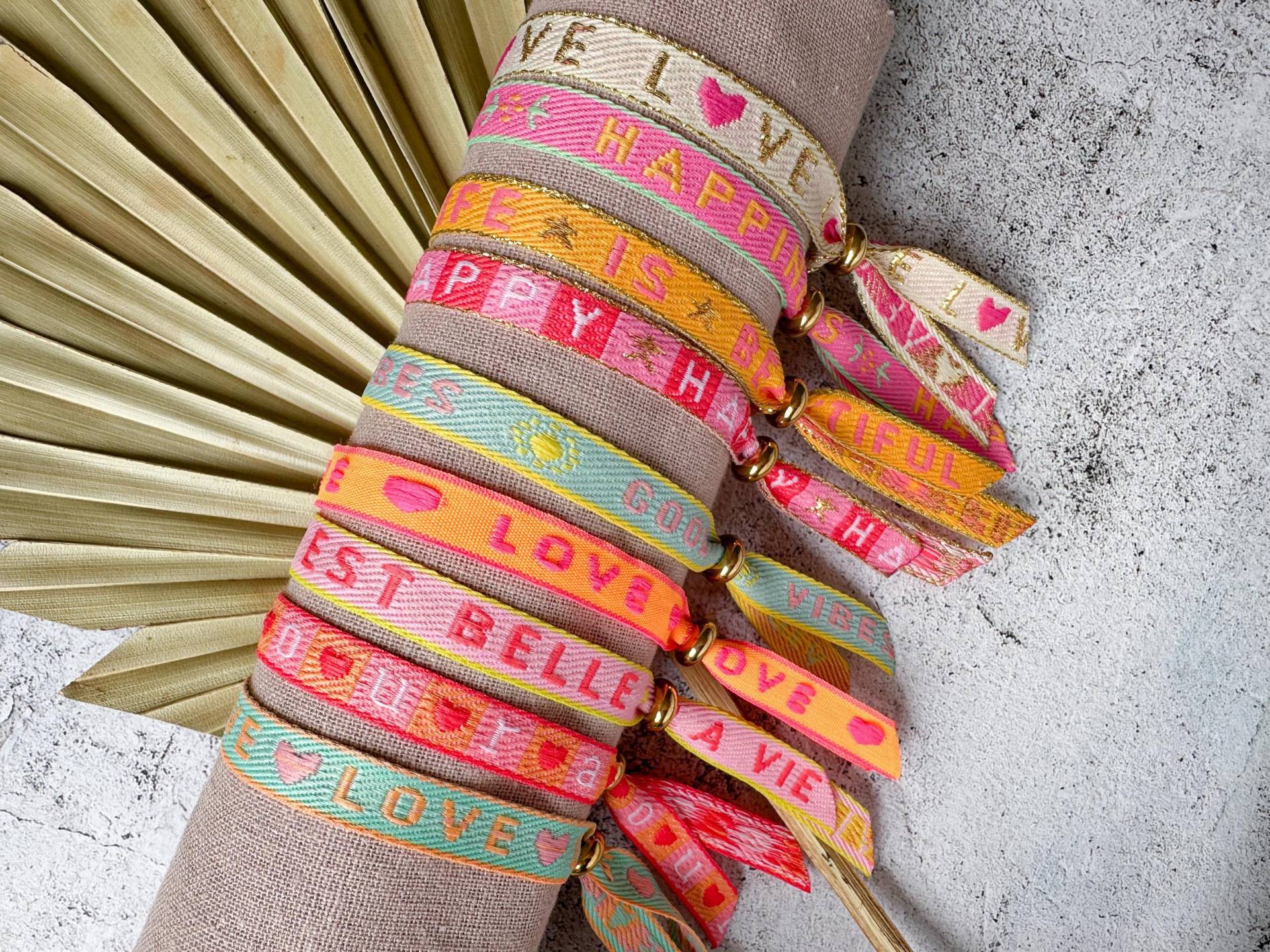 Festival Armband Mit Text | Boho Stoffarmband Größenverstellbar Im Ibiza Style Als Freundschaftbändchen, Hippie Look Für Den Sommer Festival Armband Mit Text | Boho Stoffarmband Größenverstellbar Im Ibiza Style Als Freundschaftbändchen, Hippie Look Für Den Sommer von HoneyAndJazzDesign