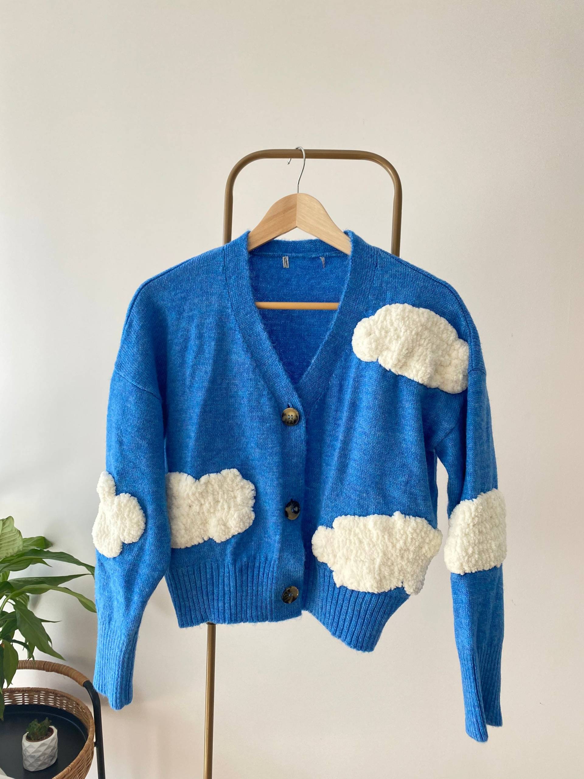 Einzigartige Strickjacke Chunky Cloud Embroidery, Bewölkter Strick Frauen Pullover, Handgemachte Weiche Outfit, Geschenk-Kit Für Sie, Baby Blue Y2K von HoneyArtandNature