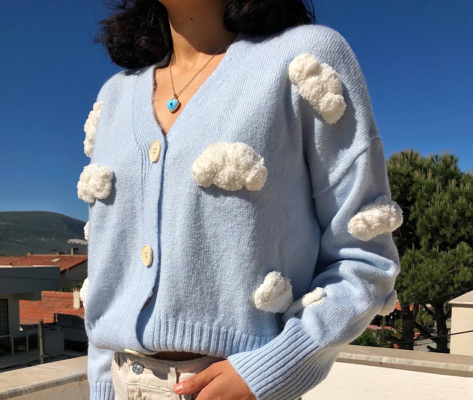 Einzigartige Strickjacke Chunky Cloud Embroidery, Bewölkter Strick Frauen Pullover, Handgemachte Weiche Outfit, Geschenk-Kit Für Sie, Baby Blue Y2K von HoneyArtandNature