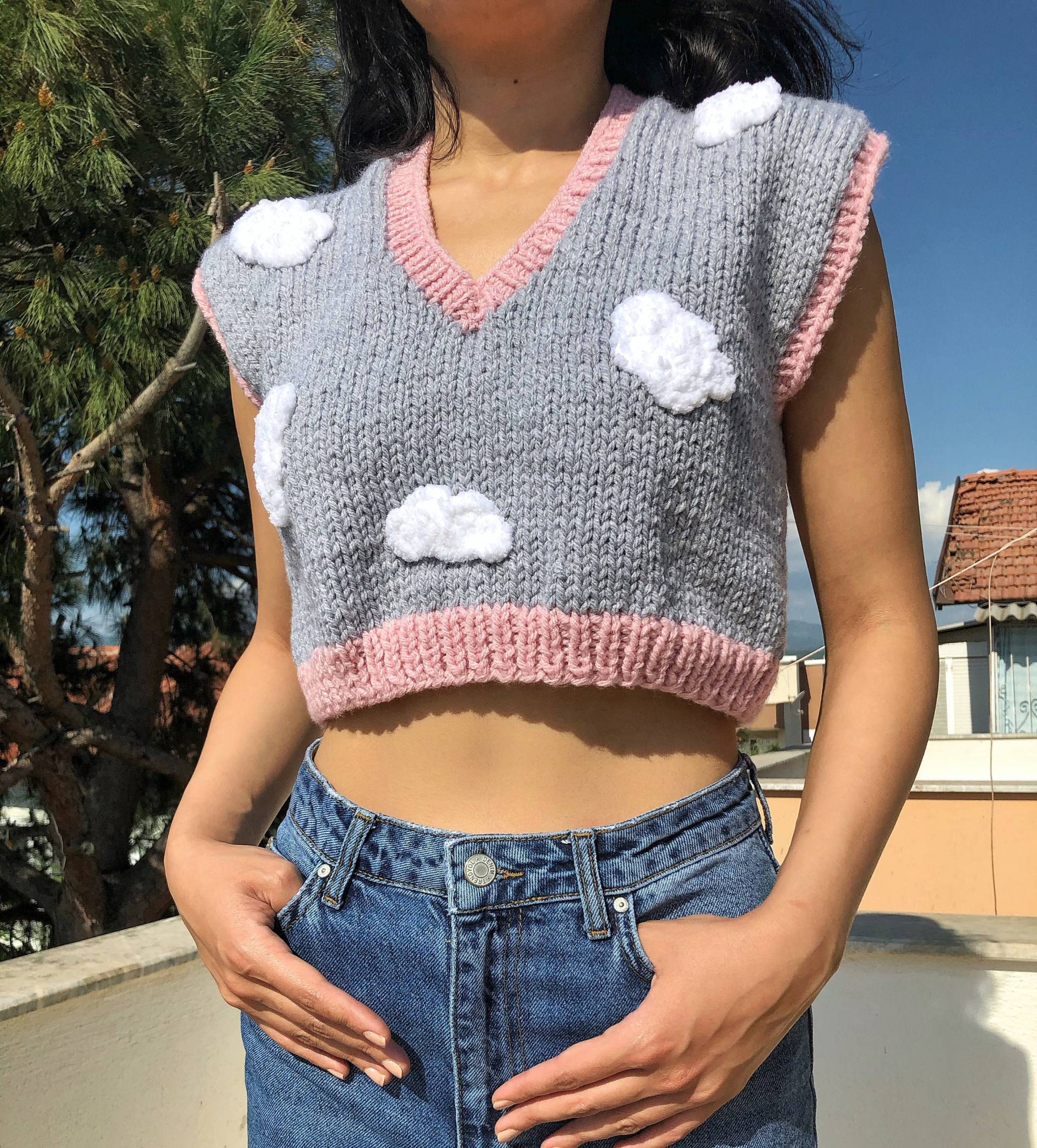 Handgestrickte Chunky Cloud Weste, Gehäkelte Punch Nadel Frauen Pullover, Handgemachte Crop Knit Outfit, Geschenk-Kit Für Sie, Weiches Mädchen Y2K von HoneyArtandNature