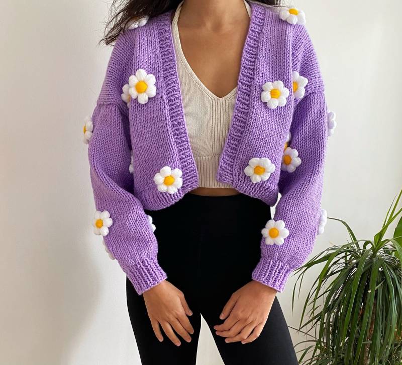 Handgestrickte Grobstrick Daisy Cardigan Stickerei, Weiche Blumen Punch Needle Frauen Pullover, Handgefertigte Crop Knit Outfit, Geschenk-Set Für von HoneyArtandNature