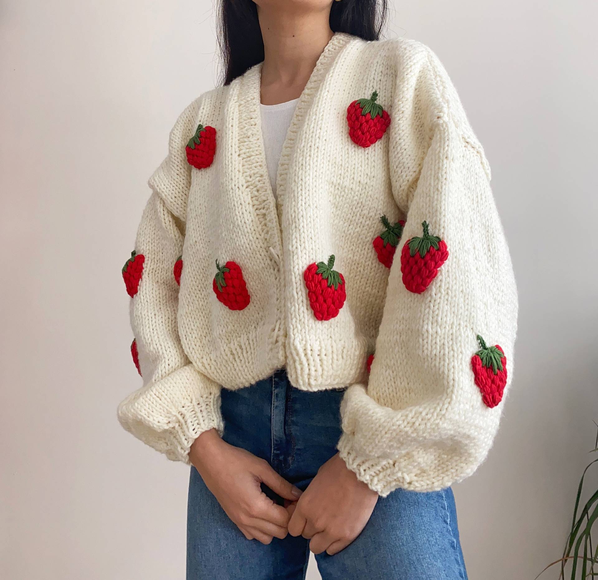 Handgestrickte Chunky Erdbeer Strickjacke, Weicher Damen Pullover, Handmade Crop Strick Outfit, Geschenk Für Sie, Y2K Top Mit Erdbeeren von HoneyArtandNature