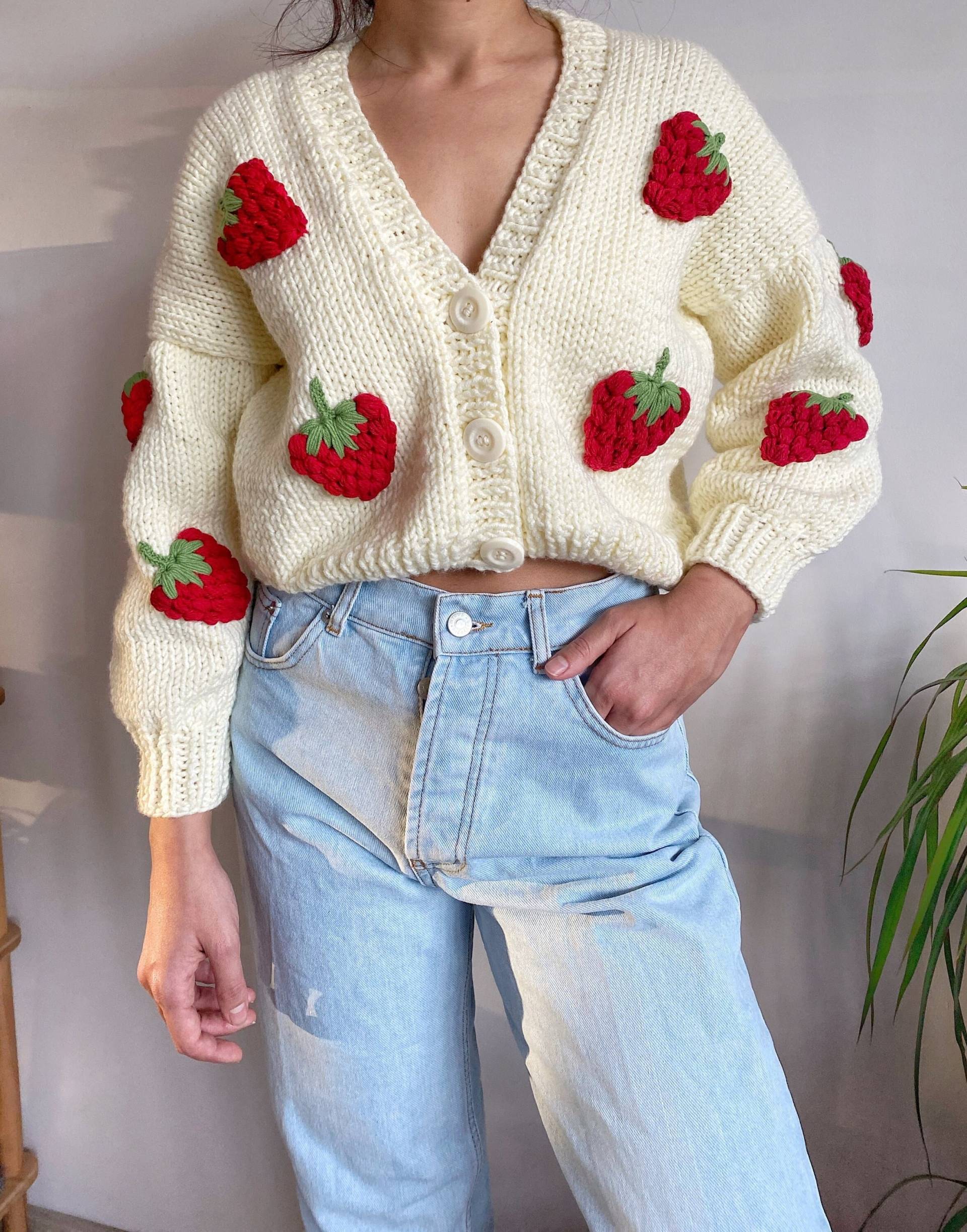 Handgestrickte Chunky Erdbeer Strickjacke, Weicher Damen Pullover, Handmade Crop Strick Outfit, Geschenk Für Sie, Y2K Top Mit Erdbeeren von HoneyArtandNature