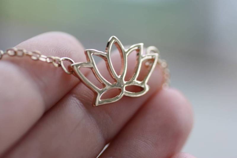 Goldene Lotus Halskette Brautjungfer Geschenk Hochzeit Schmuck Charm Geburtstag Honeybeecharmed von HoneyBeeCharmed