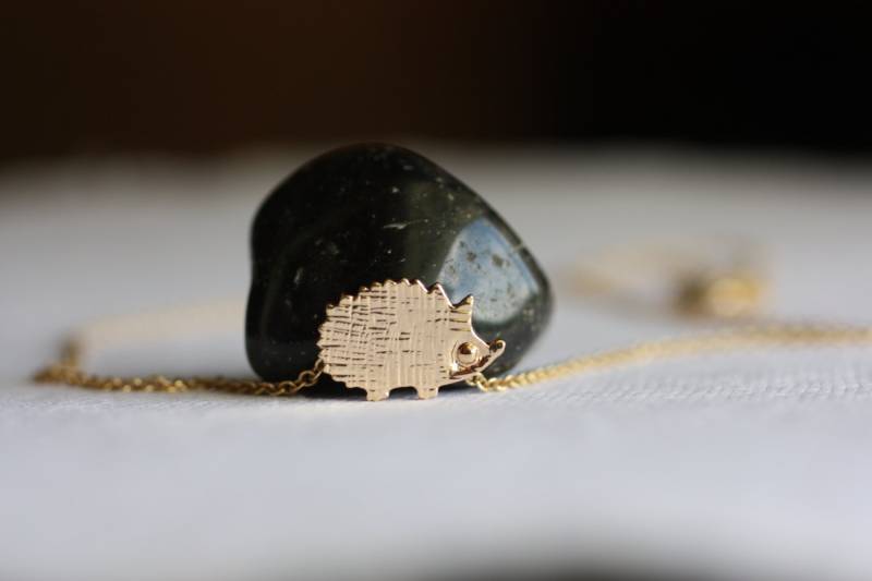 Halskette Gold Igel, Glücklich Igel Halskette, "Porcupine" Echidna Ant Eater Groundhog, Honeybeecharmed Halskette Gold Igel, Glücklich Igel Halskette, "Porcupine" Echidna Ant Eater Groundhog, Honeybeecharmed von HoneyBeeCharmed