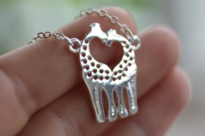 Silber Giraffenecklace Brautjungfer Geschenk Hochzeit Giraffe Schmuck Charm Halskette Geburtstag Honeybeecharmed von HoneyBeeCharmed