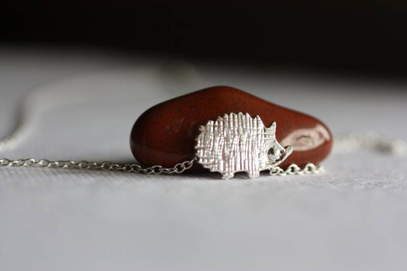 Silberne Glücklich Igel Halskette, Halskette Silber Porcupine, Echidna Ant Eater Groundhog, Igel-Halskette, Honeybeecharmed Silberne Glücklich Igel Halskette, Halskette Silber Porcupine, Echidna Ant Eater Groundhog, Igel-Halskette, Honeybeecharmed von HoneyBeeCharmed