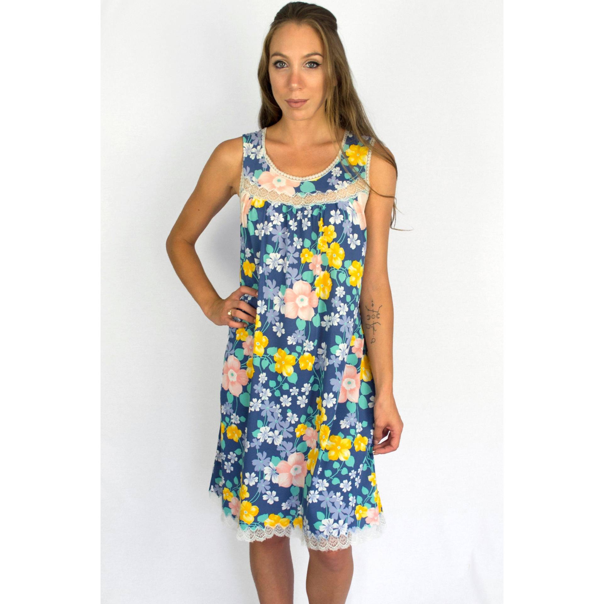 Vintage 1950Er Jahre Blau Gelb Floral Print Spitze Trim Ärmellose Frühling Sommer Midi Babydoll Shift Kleid Größe Klein Vintage 1950Er Jahre Blau Gelb Floral Print Spitze Trim Ärmellose Frühling Sommer Midi Babydoll Shift Kleid Größe Klein von HoneyBottleVintage