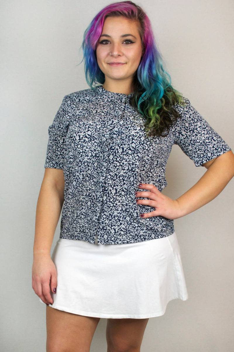 Vintage 1980Er Jahre Retro Floral Print Weiß Marine Kragenohne Knopf Nach Unten Kurzarm Top Bluse Damen Größe Groß von HoneyBottleVintage