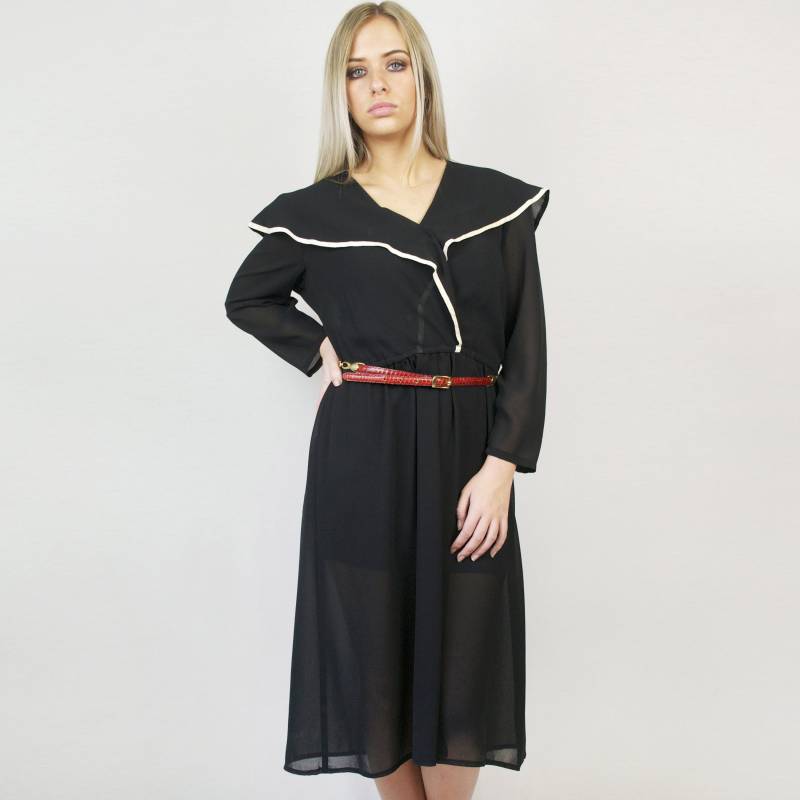 Vintage 1980Er Jahre Schwarz Weiß Trim Halb Schiere Organza Capelet V-Ausschnitt Button Down Langarm Gezackte Taille Schulterpolster Midi Wrap Kleid von HoneyBottleVintage