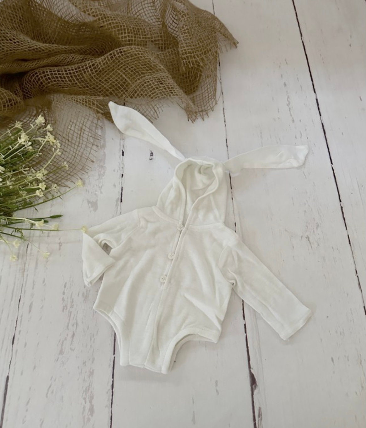 Neugeborenen Hase Body Mit Mütze, Weiß, Baby Mädchen Outfit, Foto Requisite Kleidung von HoneyDewProps