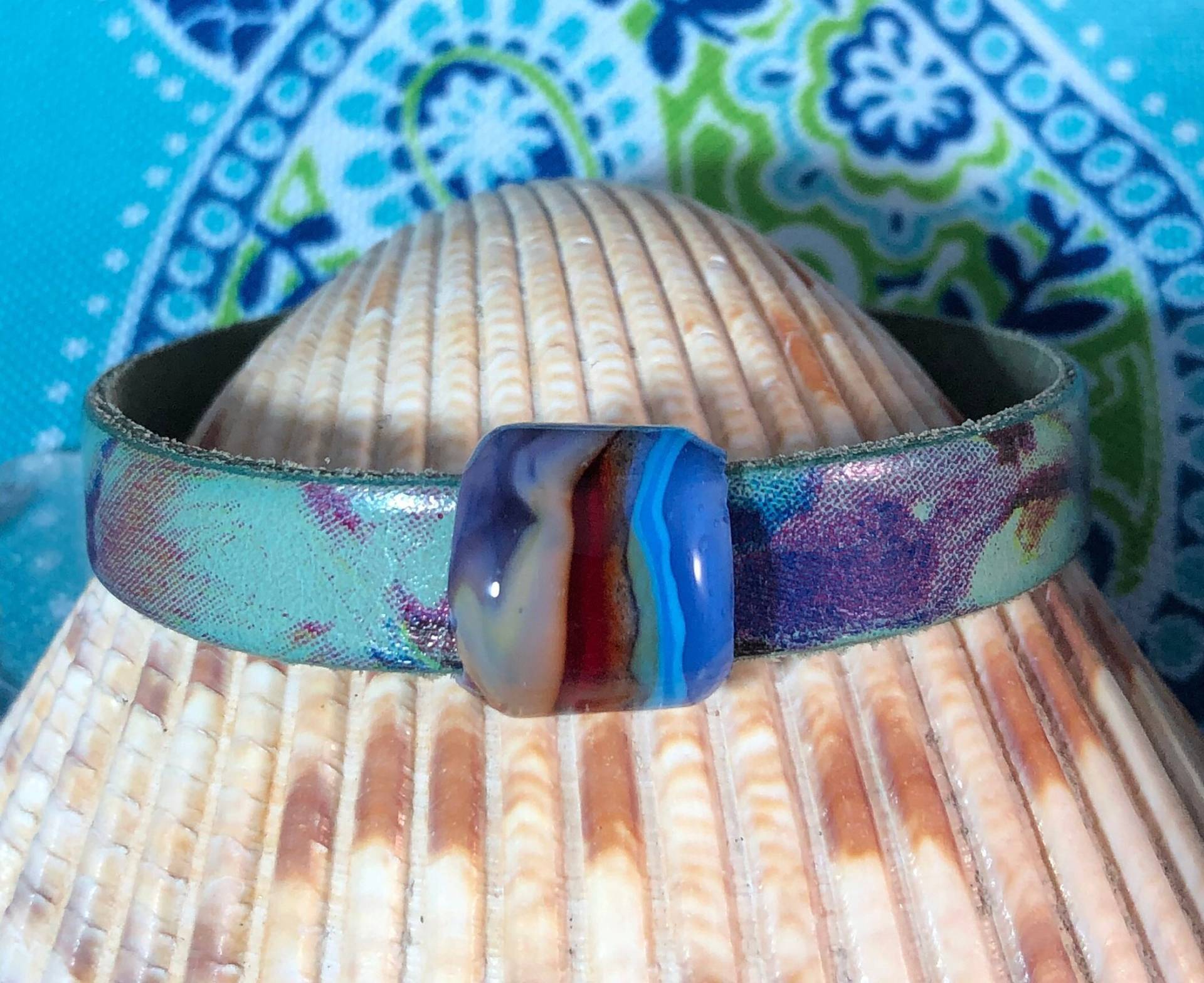 Glasperle Und Bedrucktem Lederarmband Glasperle Und Bedrucktem Lederarmband von HoneyGlassFarm