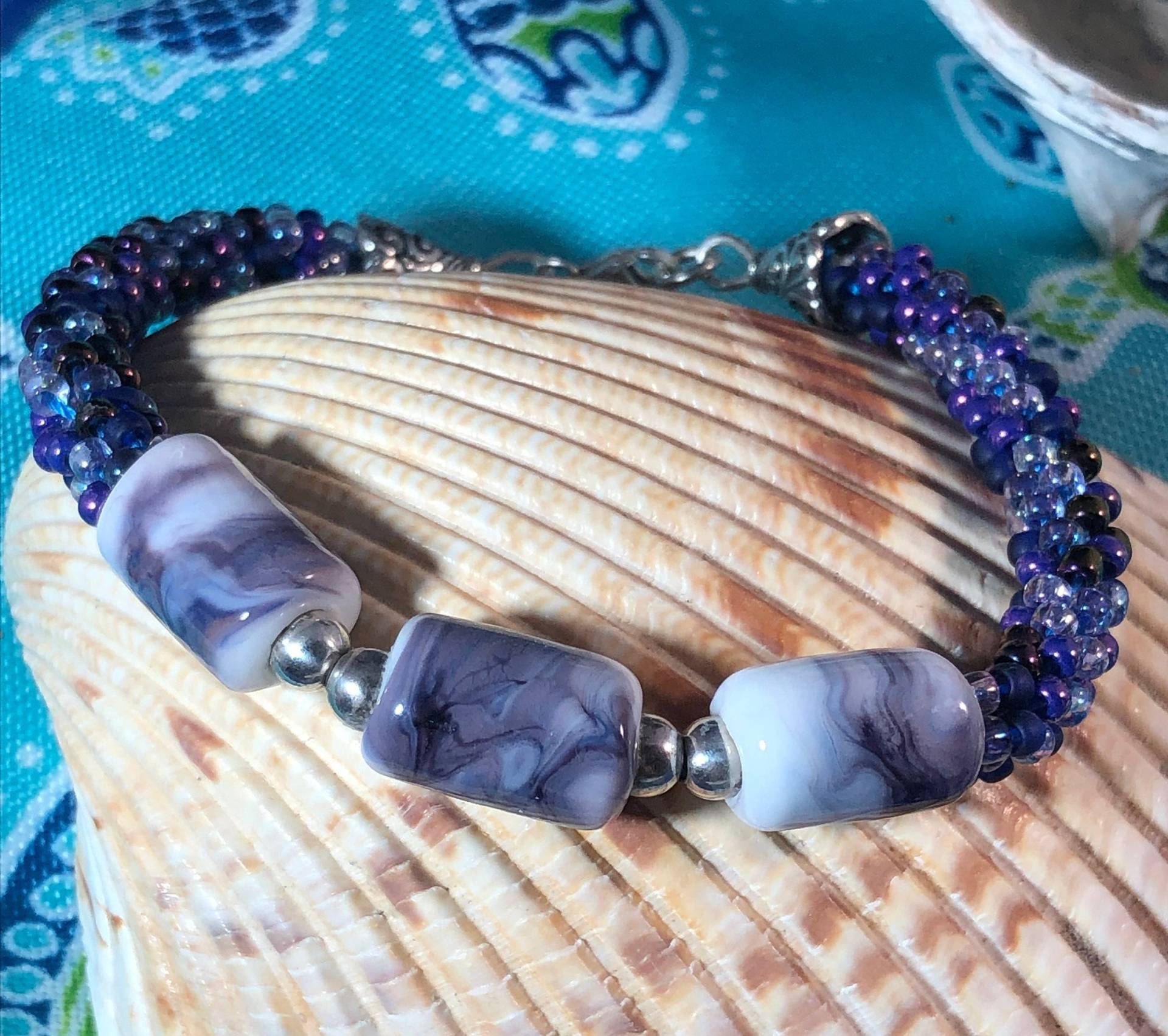 Kumihimoarmband Mit Schwerpunkt Glasperlen Kumihimoarmband Mit Schwerpunkt Glasperlen von HoneyGlassFarm