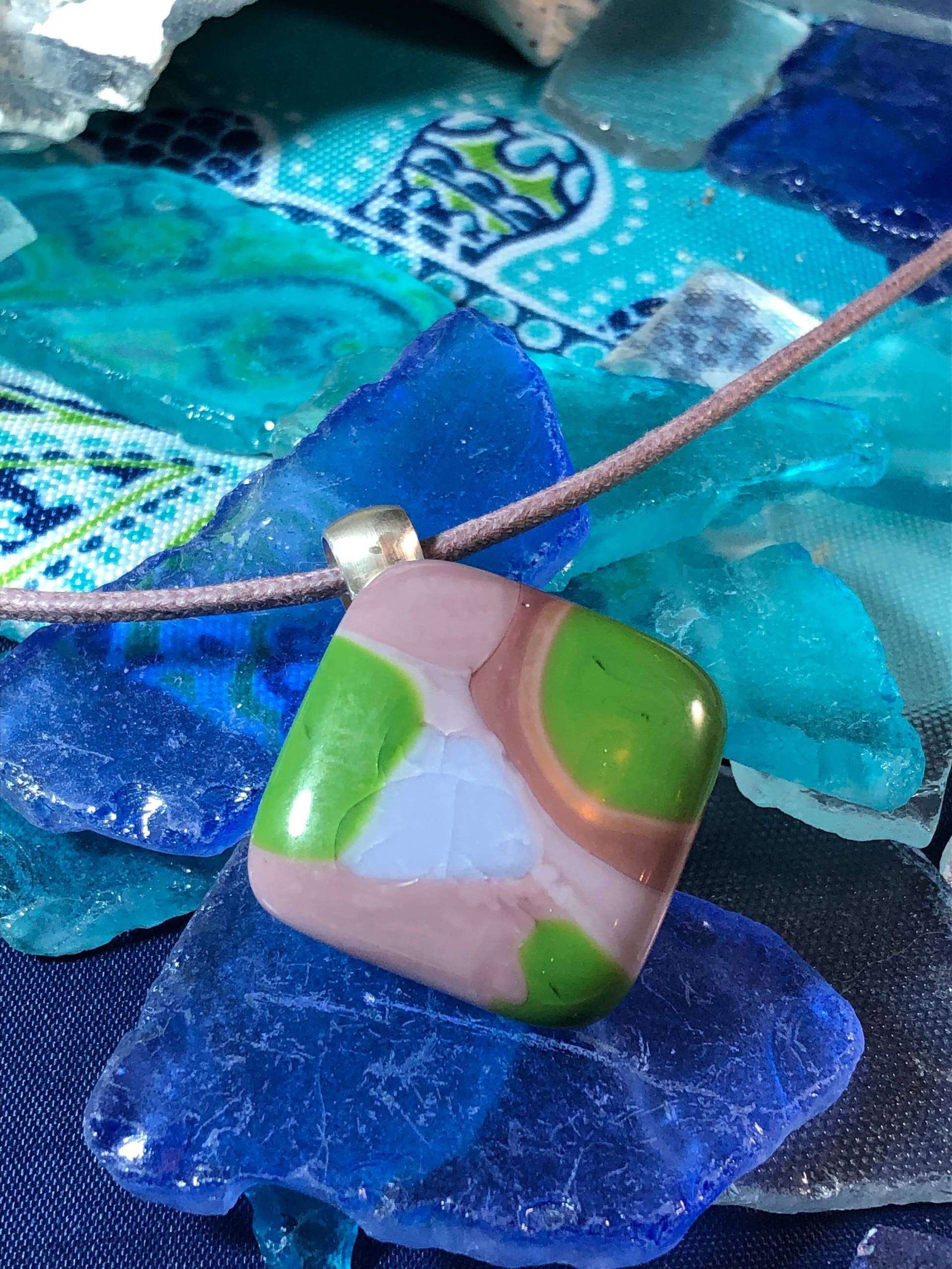 Lila Und Grün Geschmolzenem Glas-Anhänger Auf Lila Baumwollschnur Lila Und Grün Geschmolzenem Glas-Anhänger Auf Lila Baumwollschnur von HoneyGlassFarm