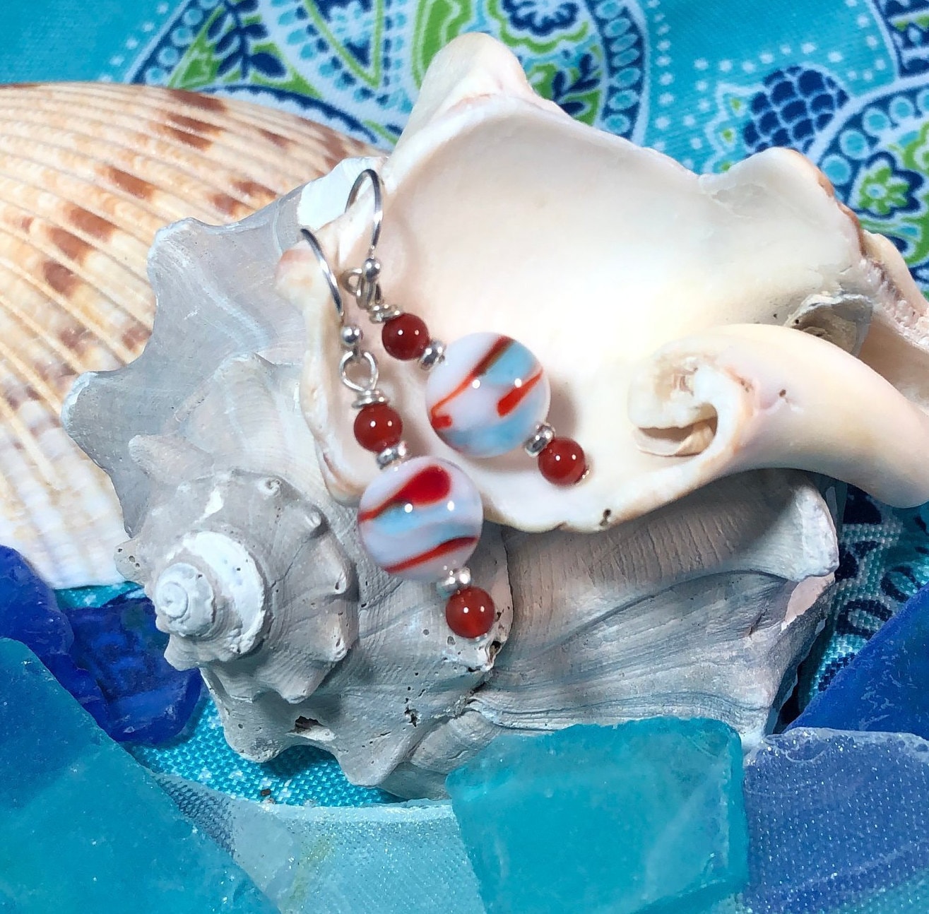 Weiß, Rot Und Türkis Glas-Perlen-Ohrringe Weiß, Rot Und Türkis Glas-Perlen-Ohrringe von HoneyGlassFarm