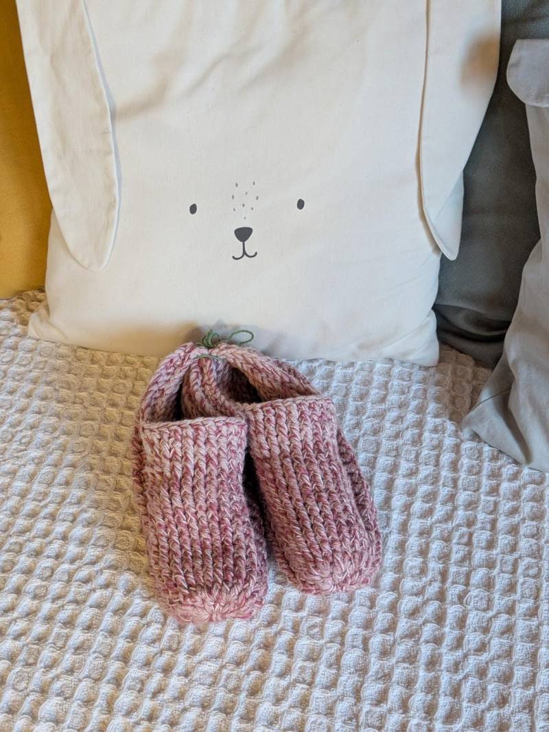 Handgestrickte Hausschuhe Aus Kuscheliger Wolle Größe 38 Handgestrickte Hausschuhe Aus Kuscheliger Wolle Größe 38 von HoneyKnits4You
