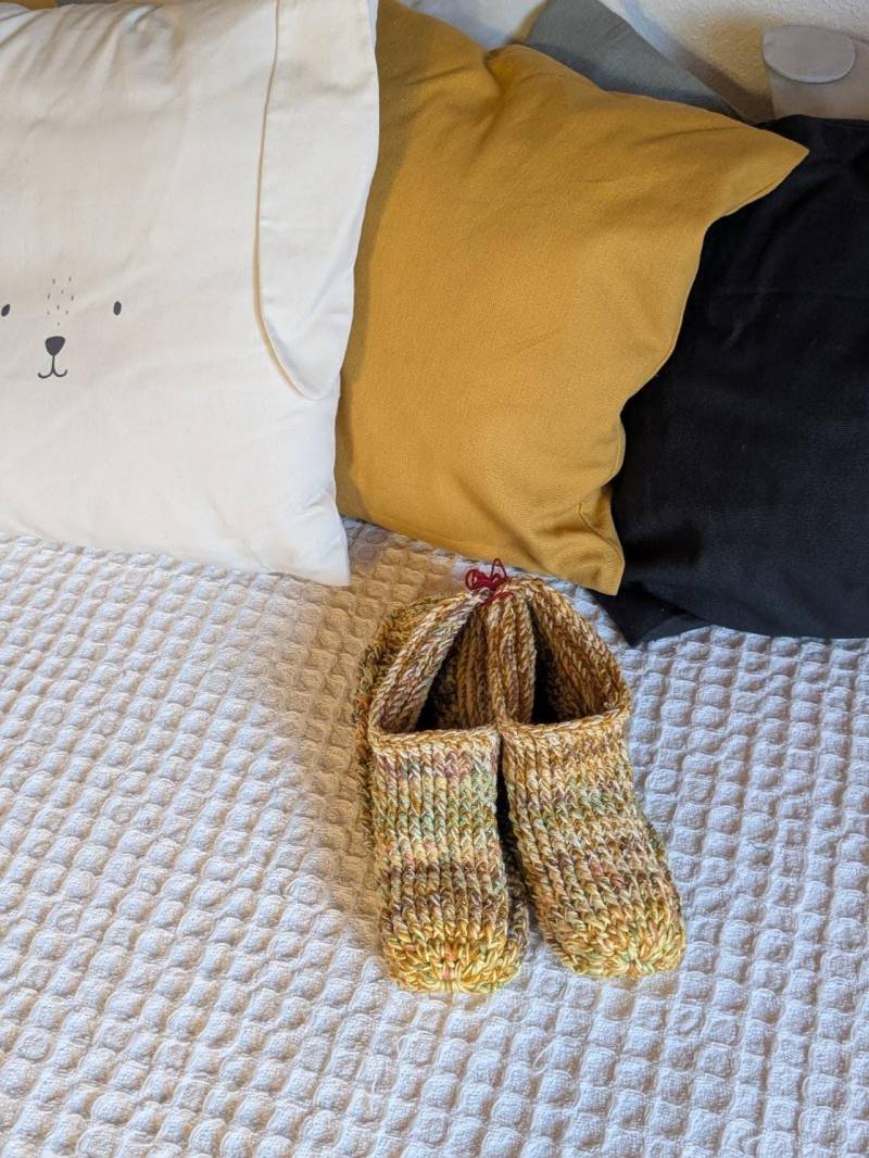 Handgestrickte Hausschuhe Aus Kuscheliger Wolle Größe 42/43 Handgestrickte Hausschuhe Aus Kuscheliger Wolle Größe 42/43 von HoneyKnits4You