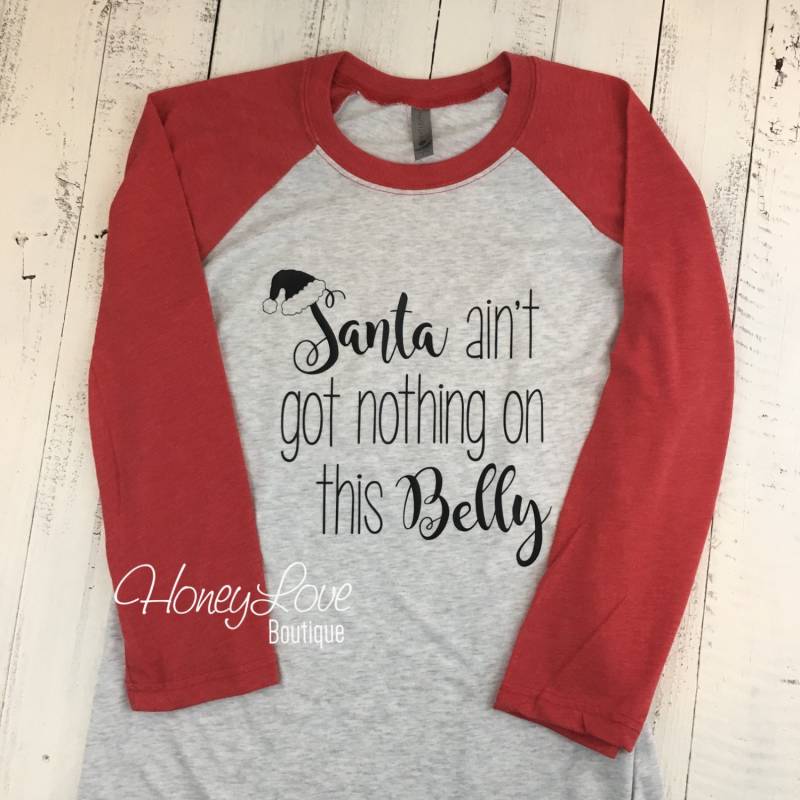 Santa Ist Nicht Bekam Nichts Auf Dieser Bauch Schwangerschaft Ankündigung Preggo Preggers Schwangere Werdende Baby Beule Baseball Raglan-stil T-Shirt von HoneyLoveBoutique