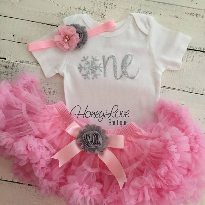 Winter Onederland 1. Geburtstag Outfit, Schneeflocke Ein Silber Glitzer Shirt Body Pink Grau Tutu Rock Blumen Stirnband, Mädchen Kuchen Smash von HoneyLoveBoutique