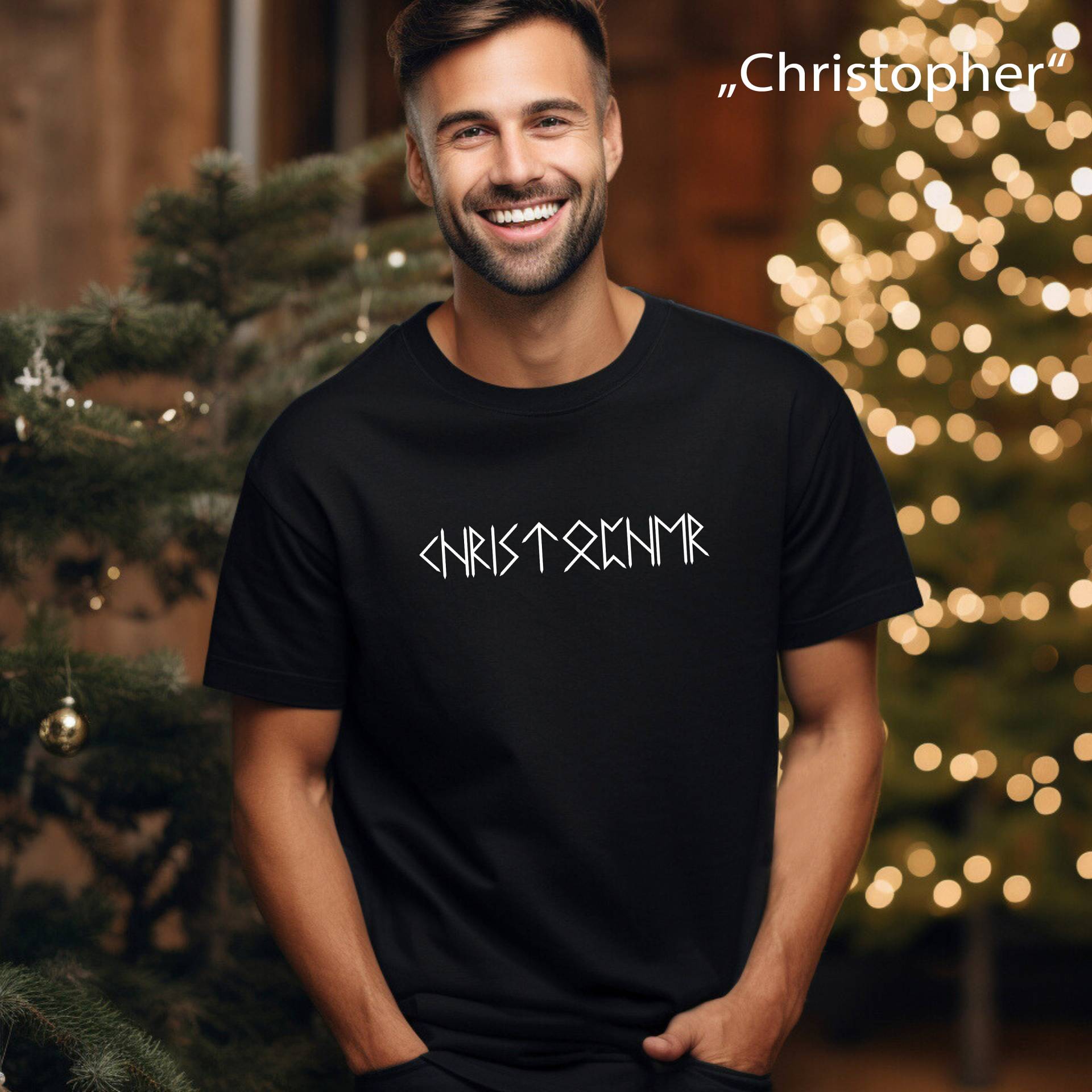 Name in Runen Wikinger T-Shirt, Futhark Runes Unisex Kleidung, Mythologie Geschenke Black von HoneyMoodShop