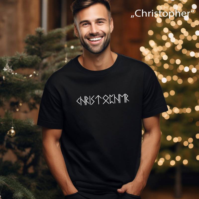 Name in Runen Wikinger T-Shirt, Futhark Runes Unisex Kleidung, Mythologie Geschenke Black von HoneyMoodShop