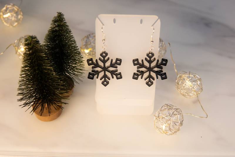 Schneeflocke-Ohrringe Acryl Schmuck Schwarz, Party, Geschenk von HoneyMoodShop