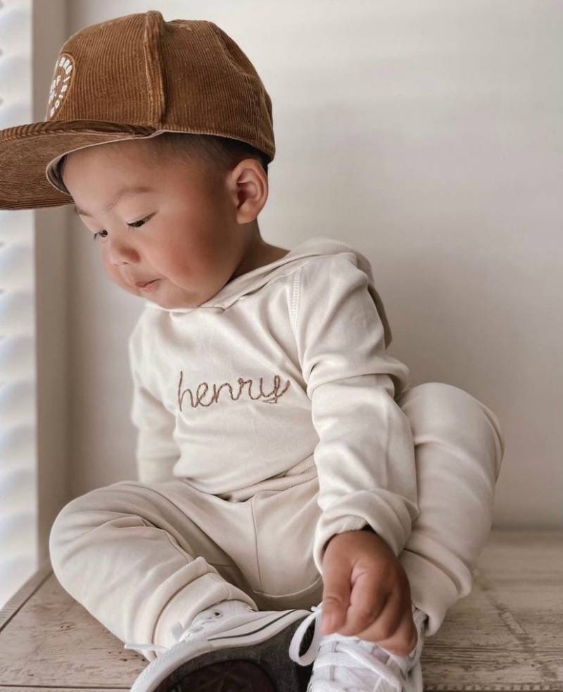 Individuell Handbestickter Hoodie-Sweatshirt Individuell Handbestickter Hoodie-Sweatshirt von HoneyMoonBabyCo