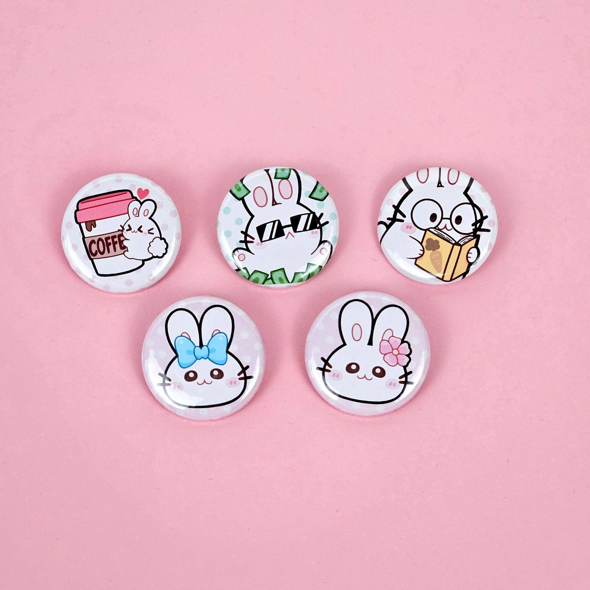 32mm Hasen Nadelbuttons Hase Mit Buch, Kaninchen Umarmt Kaffeebecher, Im Geldregen. Kawaii Buttons von HoneyPawBunsStore