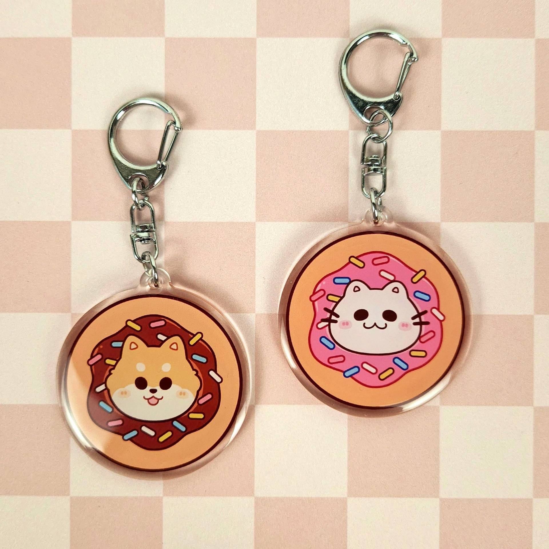 Shiba Inu Und Katzen Donut Schlüsselanhänger. Kawaii Anime Anhänger, Doppelseitig Bedruckt, Mit Epoxy Finish Shiba Inu Und Katzen Donut Schlüsselanhänger. Kawaii Anime Anhänger, Doppelseitig Bedruckt, Mit Epoxy Finish von HoneyPawBunsStore