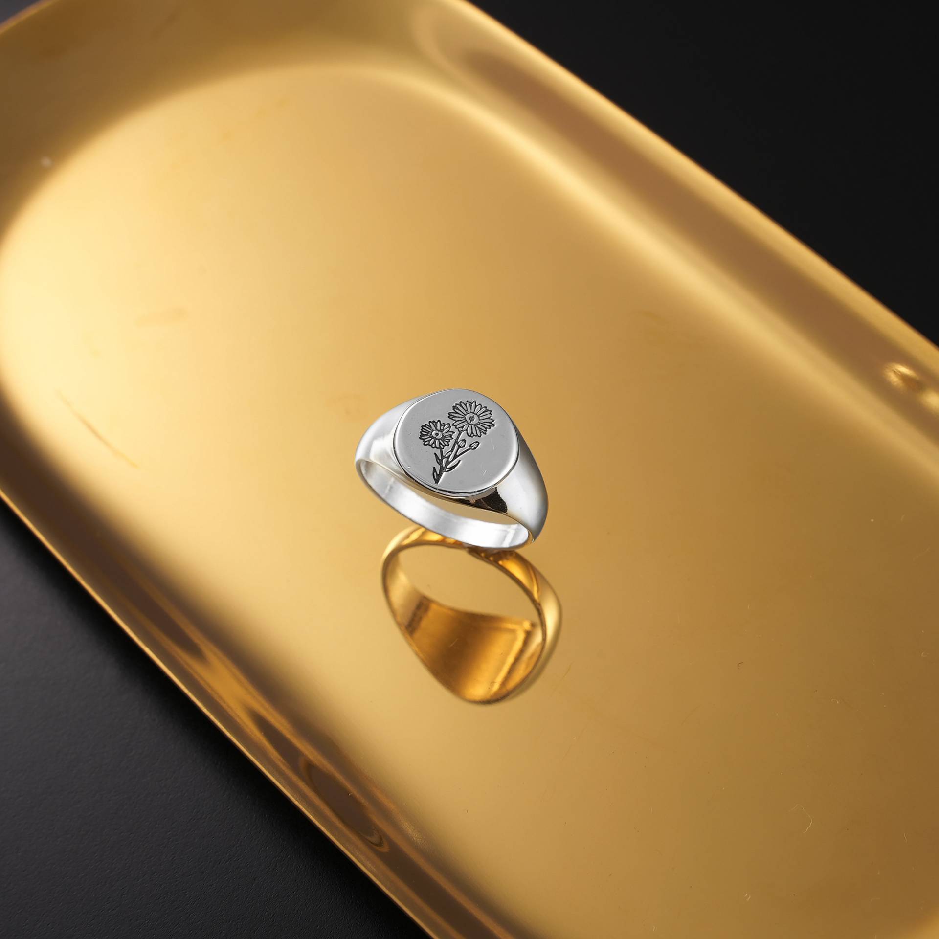 Gravierte Geburtsblume Silberring - Individuelles Blumenmuster Personalisiertes Schmuckgeschenk von HoneyPersonalized