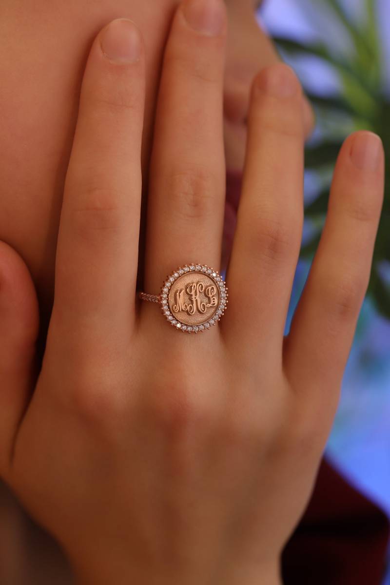 Silberner Siegelring Mit Familieninitialen - Individuell Graviertes Personalisiertes Schmuckgeschenk Initialen Monogrammr von HoneyPersonalized