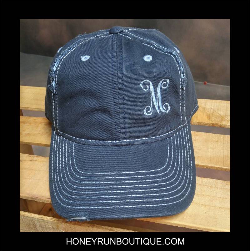Ein-Buchstabe Monogramm Mütze - Distressed Hut Monogrammiert Personalisierte Baseball-Cap Nachname Brautgeschenk Individuelles Geschenk Für Sie Ein-Buchstabe Monogramm Mütze - Distressed Hut Monogrammiert Personalisierte Baseball-Cap Nachname Brautgeschenk Individuelles Geschenk Für Sie von HoneyRunBoutique