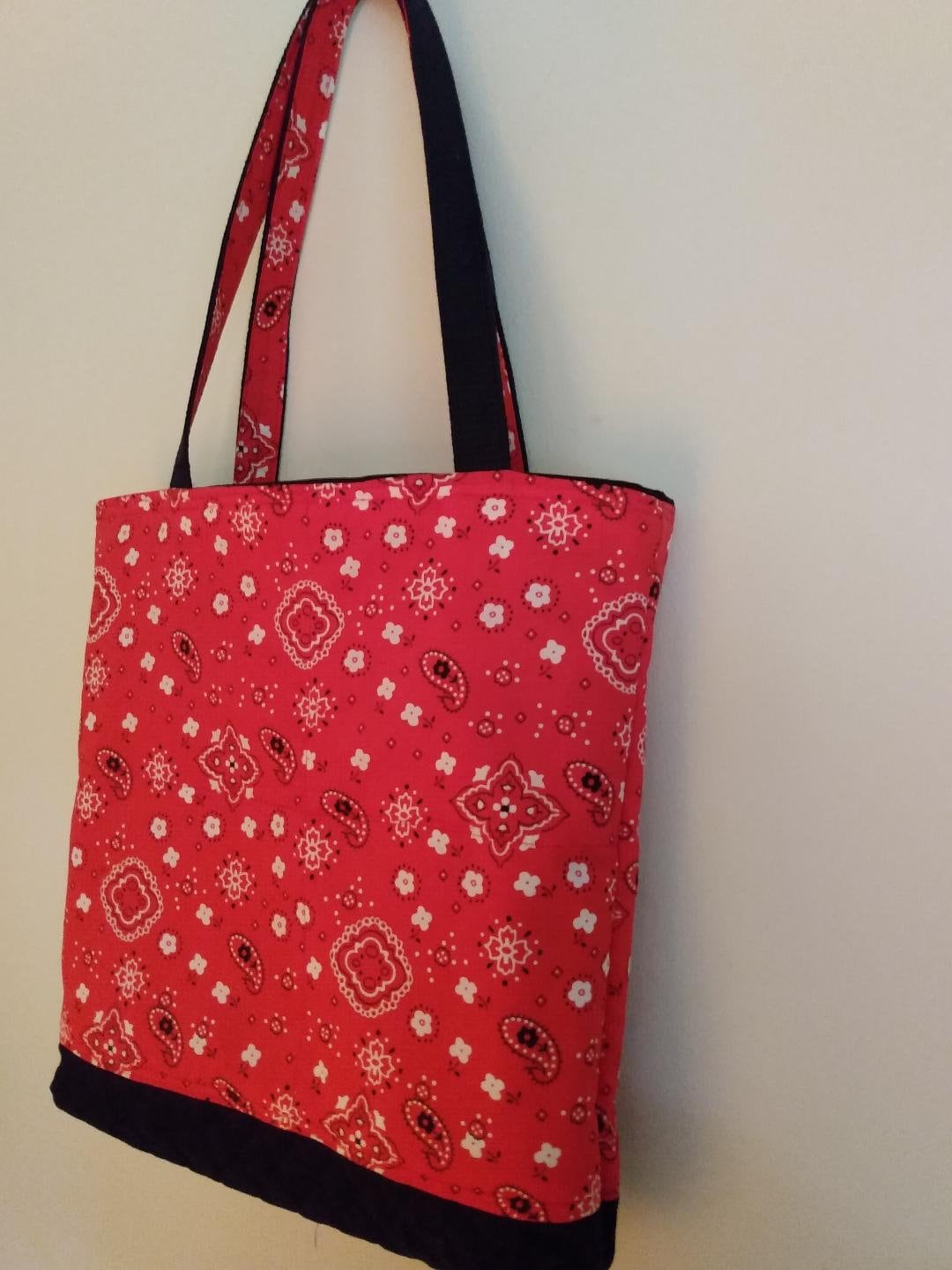 Schwarz-Rote Bandana-Einkaufstasche Schwarz-Rote Bandana-Einkaufstasche von HoneyTouchGifts