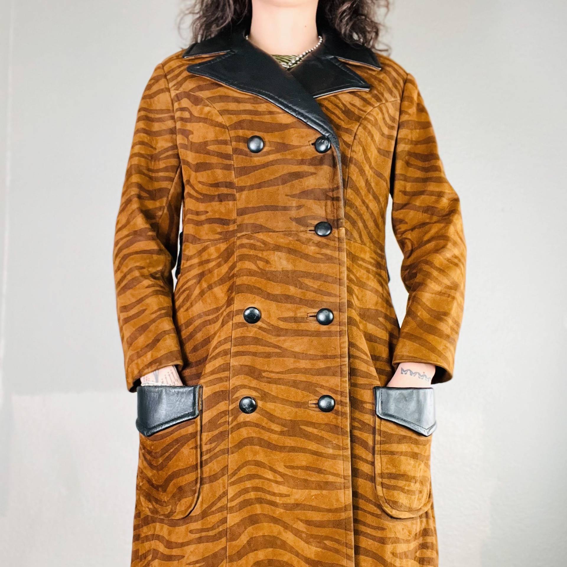 70Er Jahre Wildleder Tiger Streifen Mantel 70Er Jahre Wildleder Tiger Streifen Mantel von Honeycombhideouttt