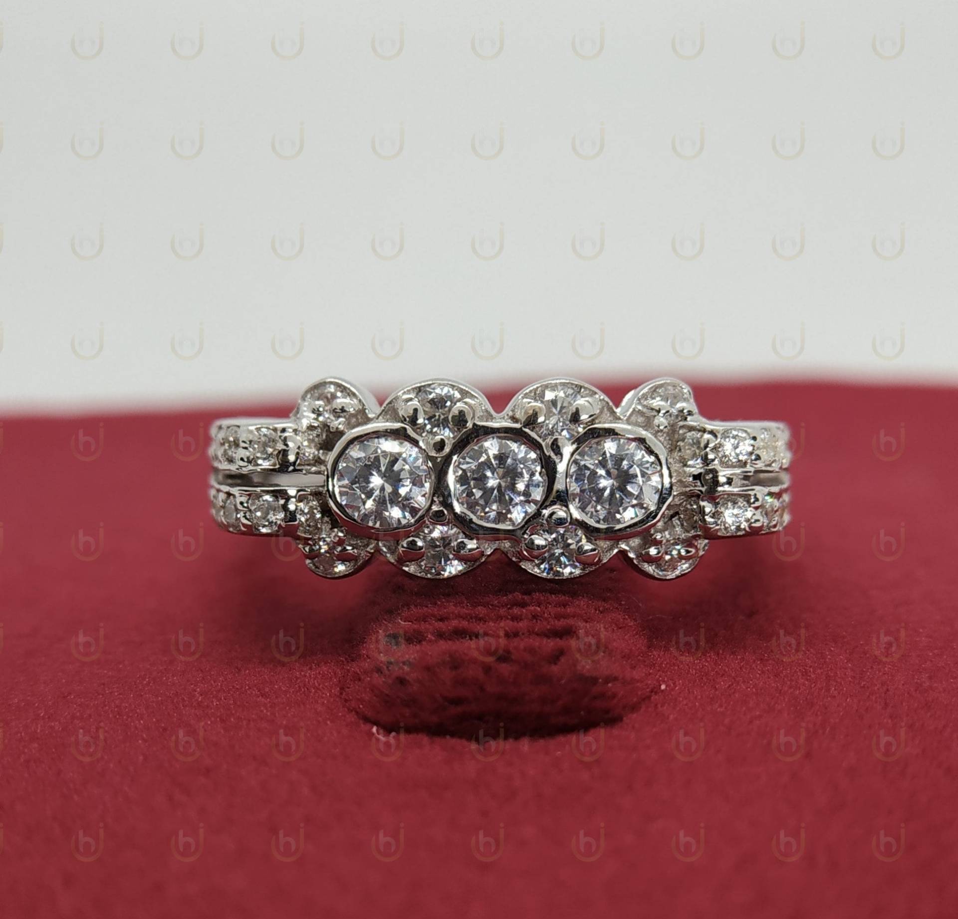 Drei Stein Nachlass Diamant Ring, Rundschliff Edwardian Filigraner Art Deco Attraktiver Handamde Ring Für Frauen von Honeyhjewelry