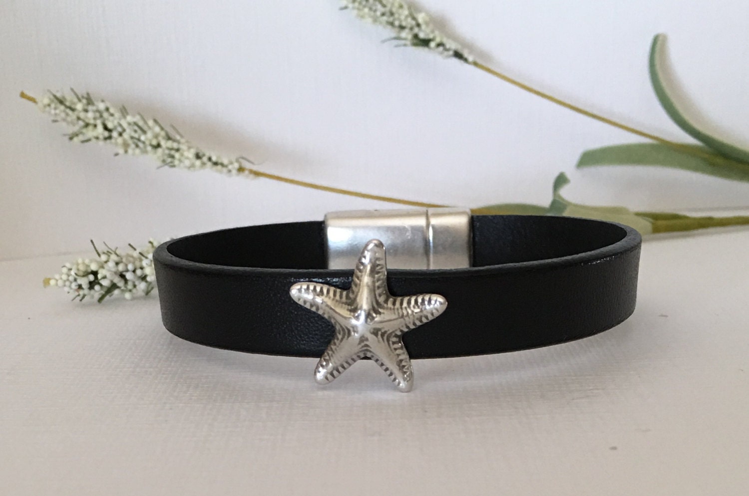 Armband-Silber Seestern Niete-Schwarz Flach Leder-Größe 7-strand Liebhaber-Meeres Schmuck-Boho Chic-Boho Schmuck-Seestern Liebhaber-Ozean Armband-Silber Seestern Niete-Schwarz Flach Leder-Größe 7-strand Liebhaber-Meeres Schmuck-Boho Chic-Boho Schmuck-Seestern Liebhaber-Ozean von HoneysuckleJewelscom