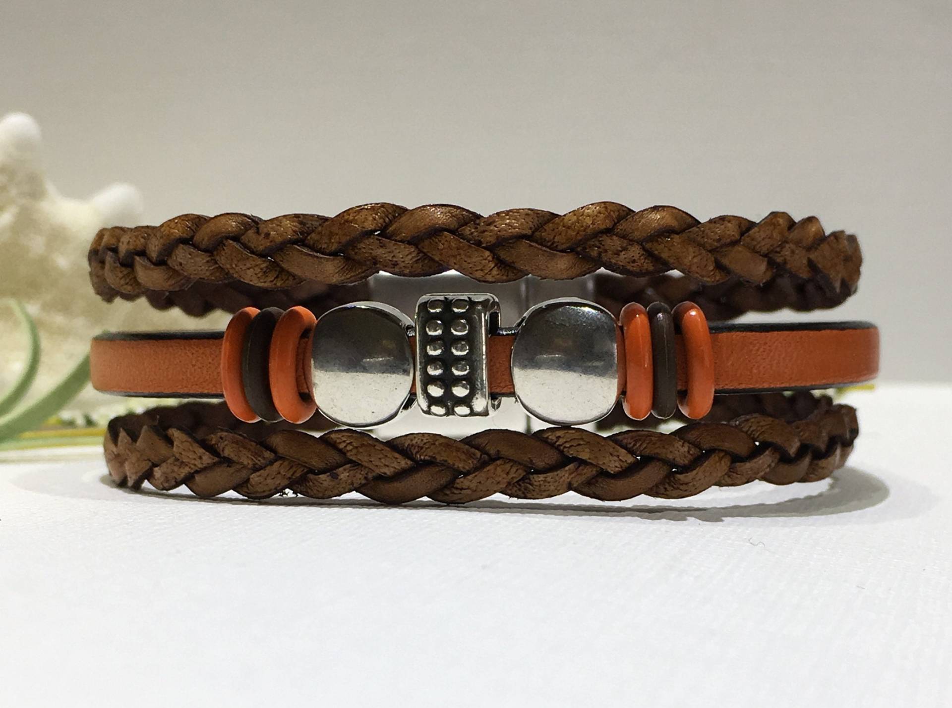 Dreireihiges Lederarmband Geflochtene Armspange Mit Magnetverschluss Dreireihiges Lederarmband Geflochtene Armspange Mit Magnetverschluss von HoneysuckleJewelscom