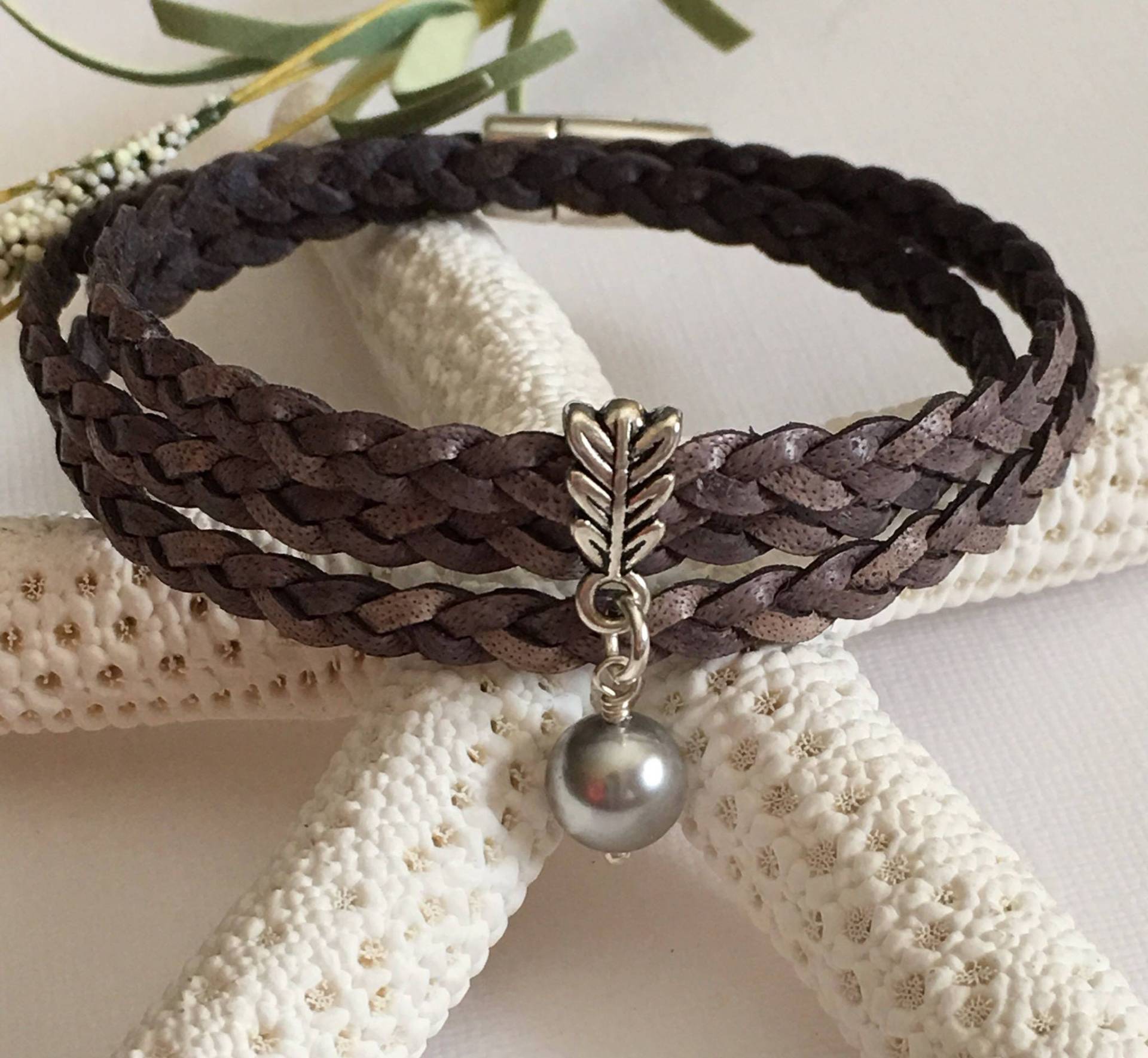 Geflochtenes Lederwickelarmband Graue Perlenanhänger, Sterling Silber Anhänger Geflochtenes Lederwickelarmband Graue Perlenanhänger, Sterling Silber Anhänger von HoneysuckleJewelscom