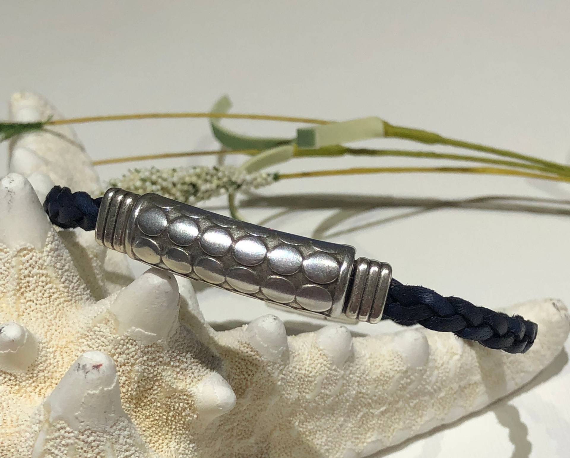 Marine Geflochtenes Lederarmband Unisex Silber Id Bar Manschette Marine Geflochtenes Lederarmband Unisex Silber Id Bar Manschette von HoneysuckleJewelscom