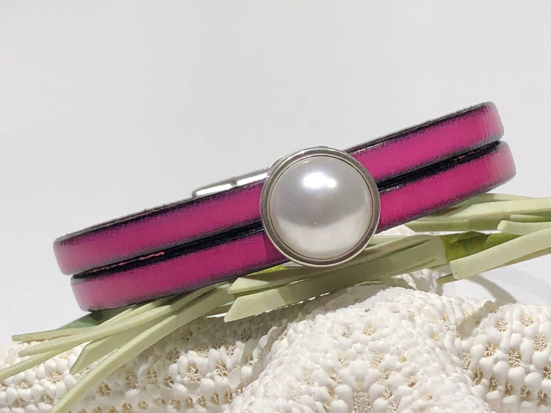 Rosa Lederarmband Mit Schiebeperle Und Magnetverschluss Rosa Lederarmband Mit Schiebeperle Und Magnetverschluss von HoneysuckleJewelscom