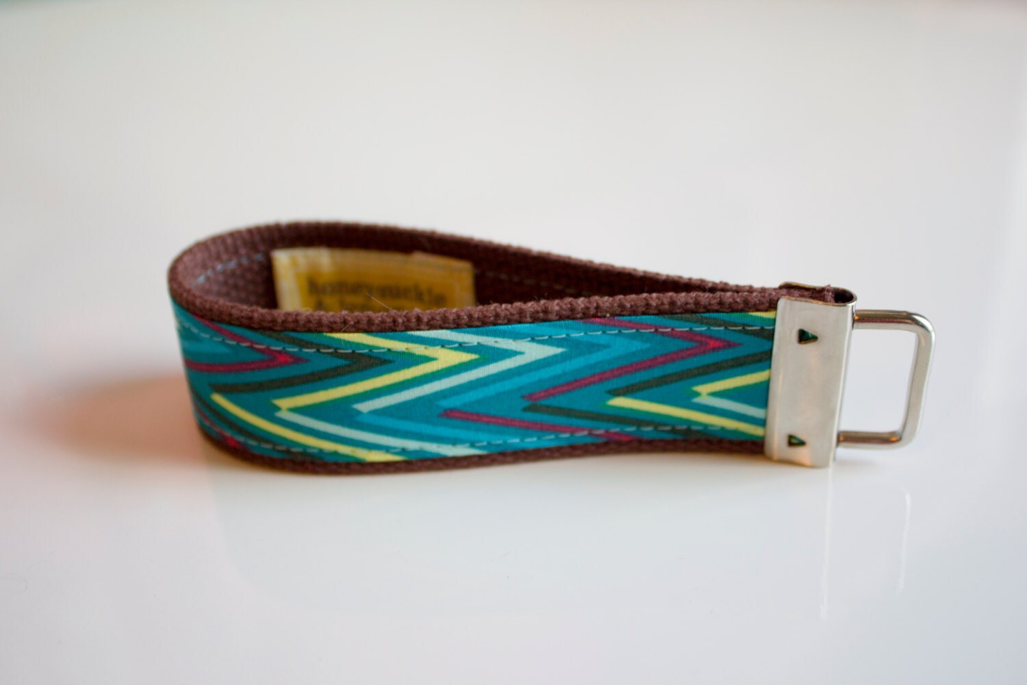 Multicolor Chevron Muster Schlüsselanhänger Armband Schlüsselbund - Stoff Auf Braune Gurtband | Ein Tolles Geschenk Multicolor Chevron Muster Schlüsselanhänger Armband Schlüsselbund - Stoff Auf Braune Gurtband | Ein Tolles Geschenk von HoneysuckleLemonade