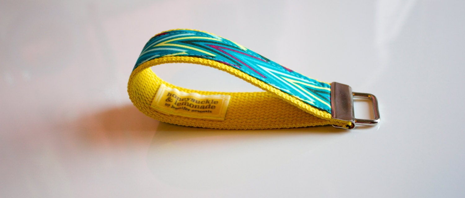 Multicolor Chevron Muster Schlüsselanhänger Armband Schlüsselbund - Stoff Auf Gelben Gurtband | Ein Tolles Geschenk Multicolor Chevron Muster Schlüsselanhänger Armband Schlüsselbund - Stoff Auf Gelben Gurtband | Ein Tolles Geschenk von HoneysuckleLemonade