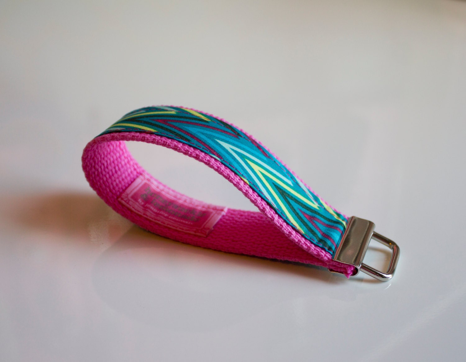 Multicolor Chevron Muster Schlüsselanhänger Armband Schlüsselbund - Stoff Auf Heißen Rosa Gurtband | Ein Tolles Geschenk Multicolor Chevron Muster Schlüsselanhänger Armband Schlüsselbund - Stoff Auf Heißen Rosa Gurtband | Ein Tolles Geschenk von HoneysuckleLemonade