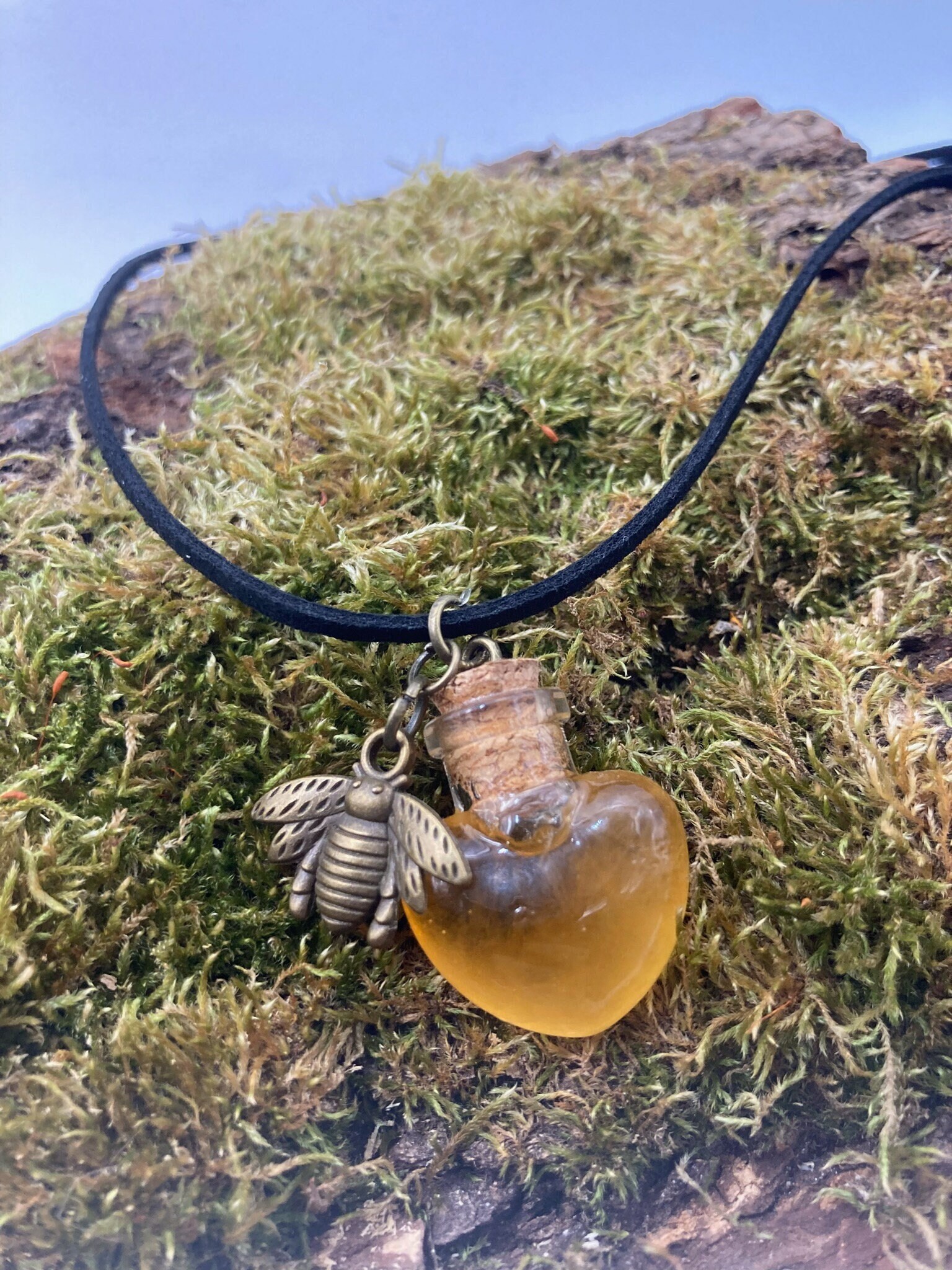Honigschmuck Herz Mit Bienen Anhänger in Bronze Honigschmuck Herz Mit Bienen Anhänger in Bronze von Honigschmuck