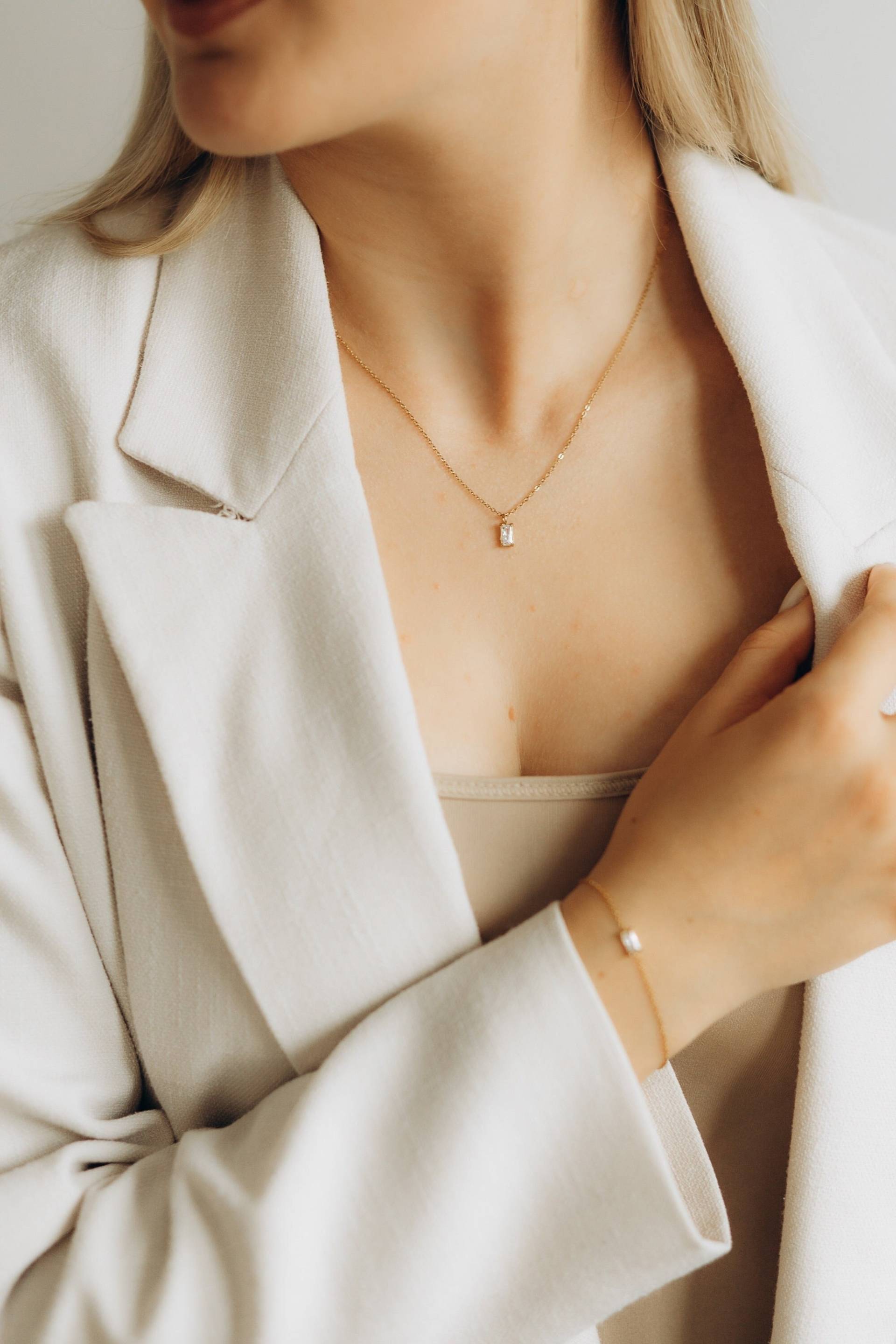 Audrey | Vergoldete Edelstahl Kette Mit Zirkonia-Anhänger Cube Pendant Audrey | Vergoldete Edelstahl Kette Mit Zirkonia-Anhänger Cube Pendant von HonorJewelry